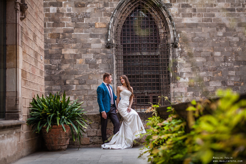 Свадебная фотосессия в Барселоне в парке Лабиринт. Фотограф в Барселоне Испании Маслик Юлия