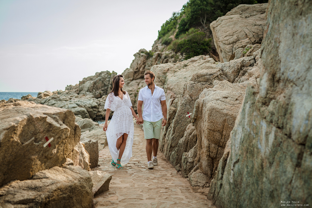 Sesión de fotos de playa en la Costa Brava. Fotógrafo en Barcelona  Maslik Yulia