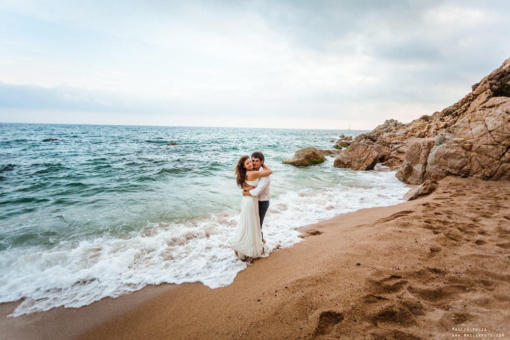 Sesión de fotos de boda de playa en España. Fotógrafo en Barcelona  Maslik Yulia