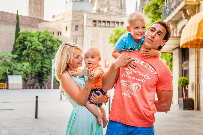 Dziarska rodzinna sesja zdjęciowa w Barcelonie. Fotograf w Barcelonie Hiszpanii Maslik Yulia