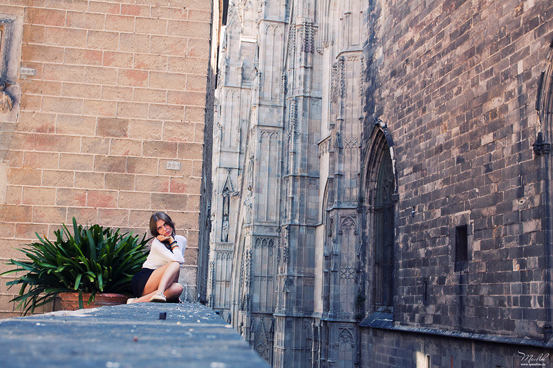 Street style photo shoot in Barcelona. Photographer in Barcelona Spain Maslik Yulia