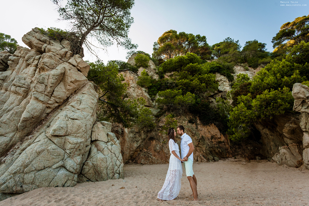 Sesión de fotos de playa en la Costa Brava. Fotógrafo en Barcelona  Maslik Yulia