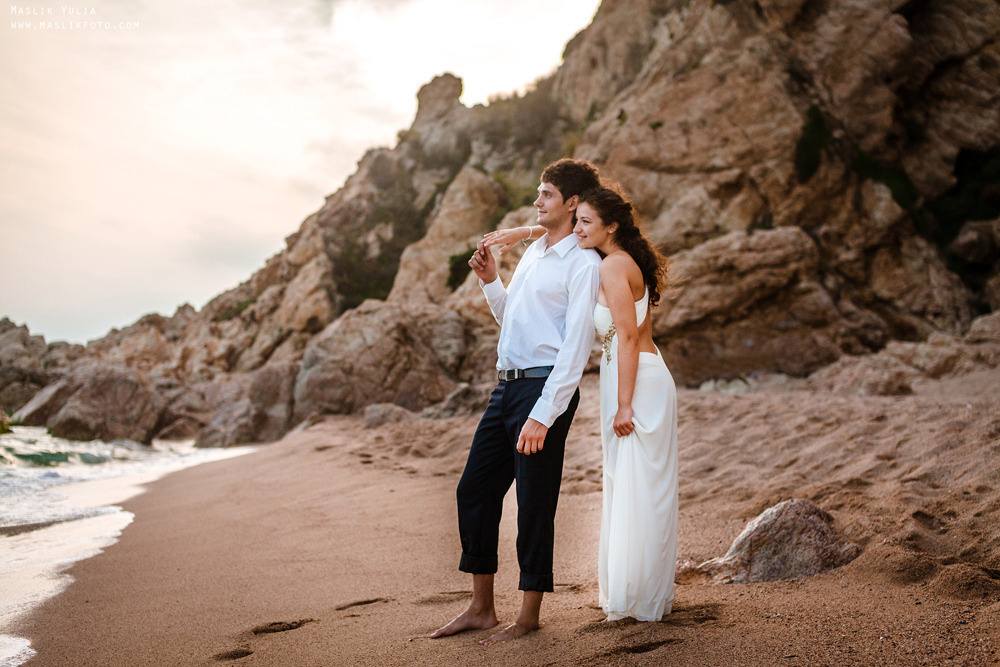 Sesión de fotos de boda de playa en España. Fotógrafo en Barcelona  Maslik Yulia
