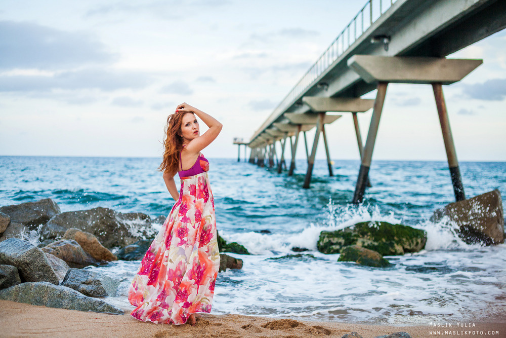 Sesja zdjęciowa na plaży romantycznej dziewczyny w Barcelonie. Fotograf w Barcelonie Hiszpanii Maslik Yulia