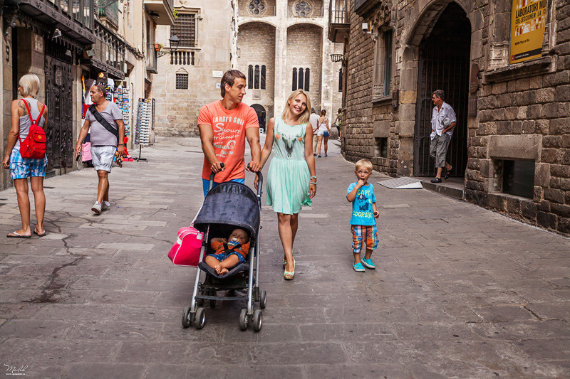 Dziarska rodzinna sesja zdjęciowa w Barcelonie. Fotograf w Barcelonie Hiszpanii Maslik Yulia