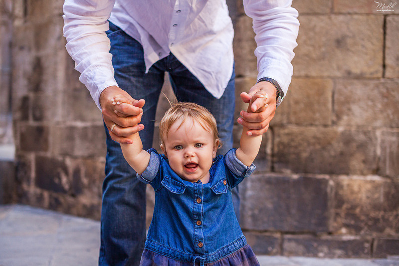 Sesión fotográfica familiar en la playa en Barcelona. Fotógrafo en Barcelona  Maslik Yulia