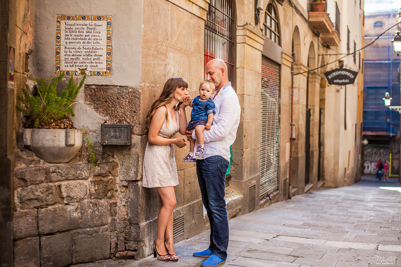 Sesión fotográfica familiar en la playa en Barcelona. Fotógrafo en Barcelona  Maslik Yulia