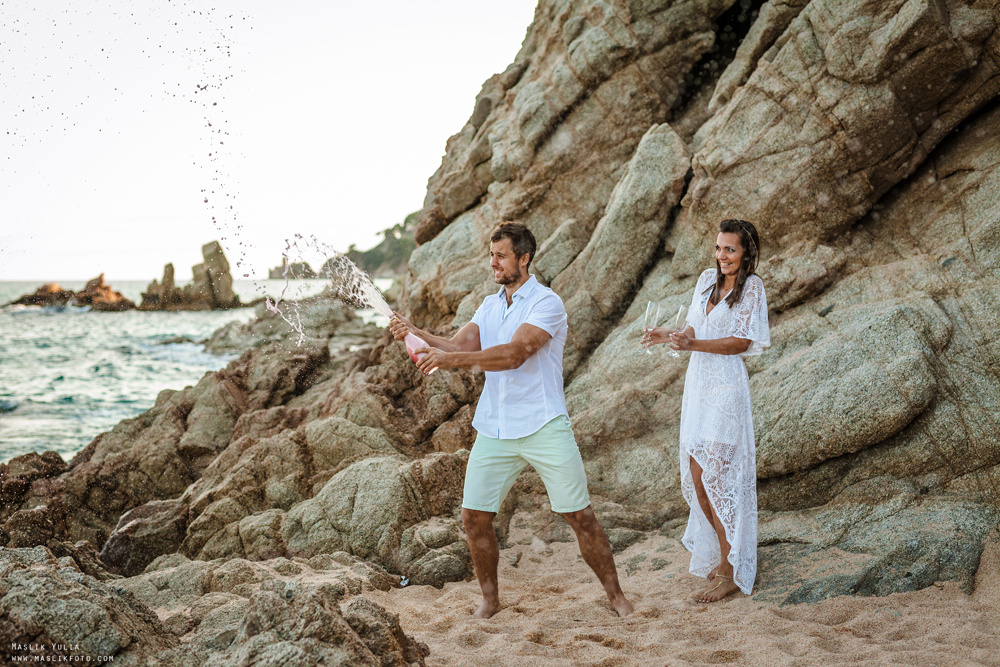 Sesión de fotos de playa en la Costa Brava. Fotógrafo en Barcelona  Maslik Yulia