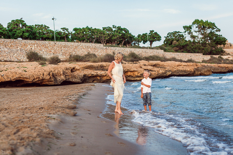 Fantástica sesión de fotos de mamá con hijo en Tarragona. Fotógrafo en Barcelona  Maslik Yulia