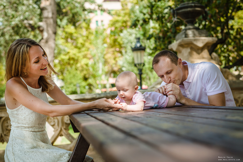 Sesión fotográfica familiar de verano en Barcelona. Fotógrafo en Barcelona  Maslik Yulia