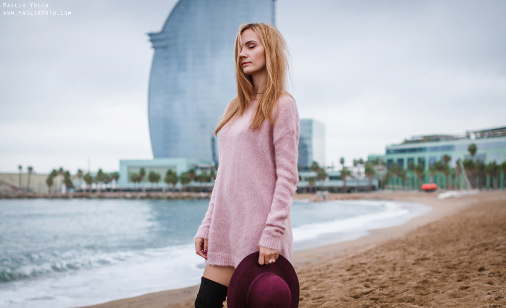 Zimowa sesja zdjęciowa na plaży w Barcelonie. Fotograf w Barcelonie Hiszpanii Maslik Yulia
