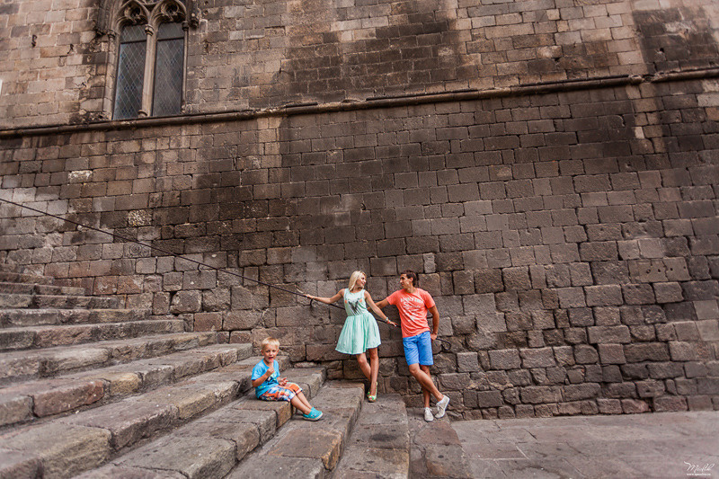 Dziarska rodzinna sesja zdjęciowa w Barcelonie. Fotograf w Barcelonie Hiszpanii Maslik Yulia