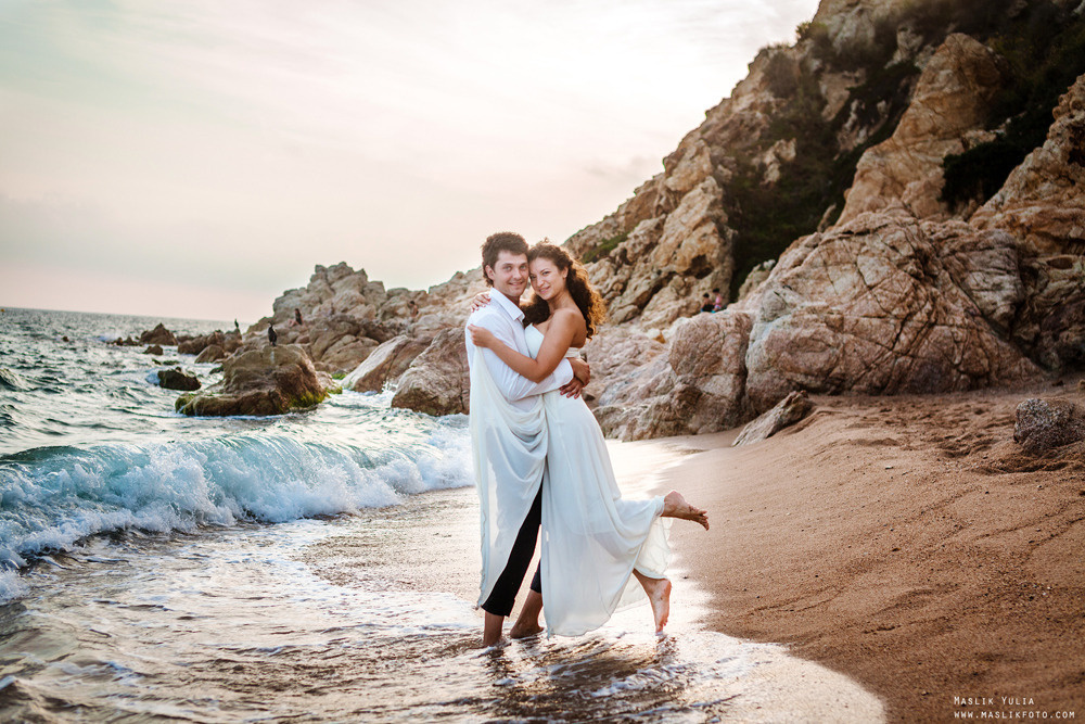Sesión de fotos de boda de playa en España. Fotógrafo en Barcelona  Maslik Yulia