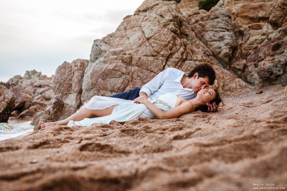 Sesión de fotos de boda de playa en España. Fotógrafo en Barcelona  Maslik Yulia