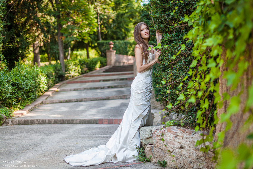 Свадебная фотосессия в Барселоне в парке Лабиринт. Фотограф в Барселоне Испании Маслик Юлия