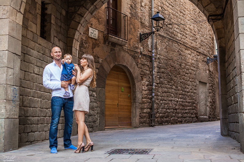 Sesión fotográfica familiar en la playa en Barcelona. Fotógrafo en Barcelona  Maslik Yulia