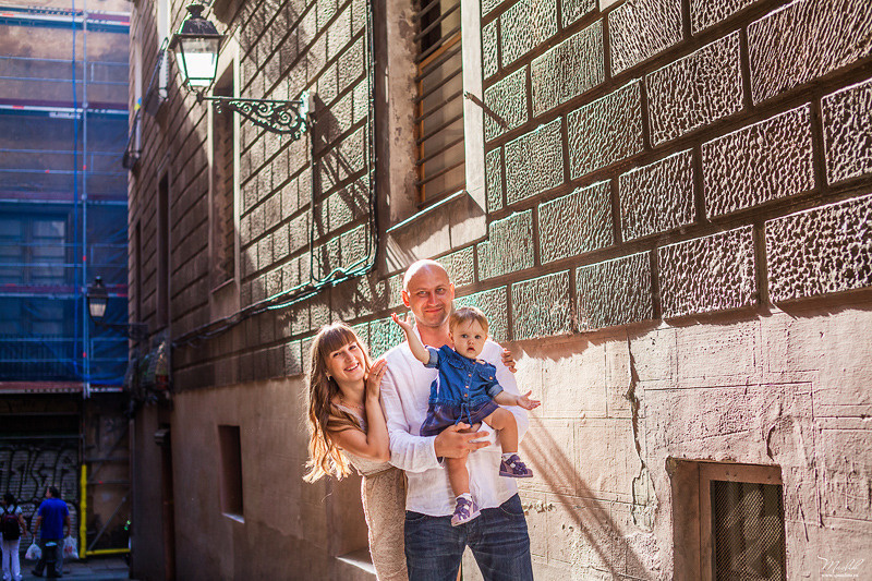 Sesión fotográfica familiar en la playa en Barcelona. Fotógrafo en Barcelona  Maslik Yulia