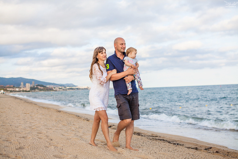 Sesión fotográfica familiar en la playa en Barcelona. Fotógrafo en Barcelona  Maslik Yulia