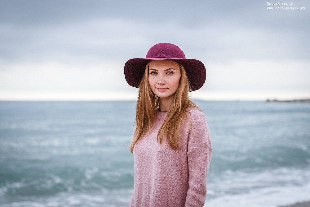 Zimowa sesja zdjęciowa na plaży w Barcelonie. Fotograf w Barcelonie Hiszpanii Maslik Yulia