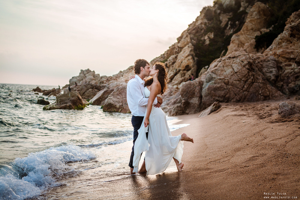 Sesión de fotos de boda de playa en España. Fotógrafo en Barcelona  Maslik Yulia