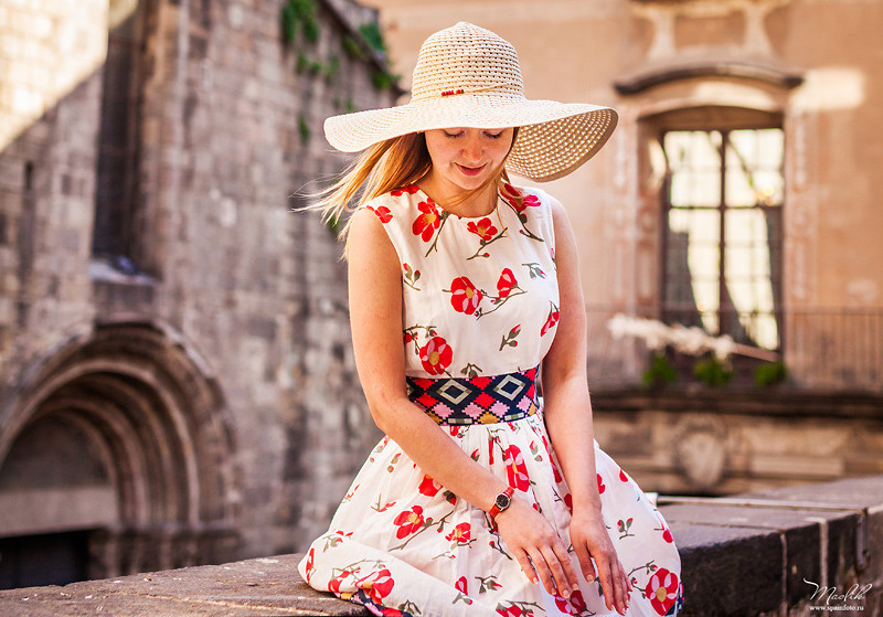 Sesión de fotos de retrato en el barrio gótico. Fotógrafo en Barcelona  Maslik Yulia