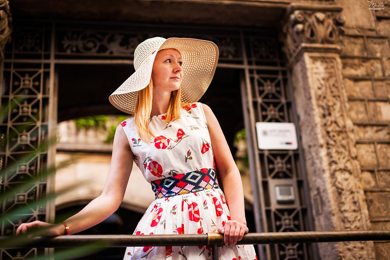 Sesión de fotos de retrato en el barrio gótico. Fotógrafo en Barcelona  Maslik Yulia