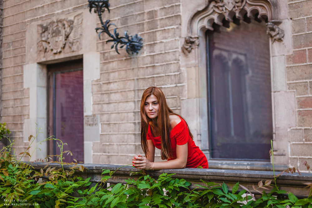 Cheeky fashion-style photo shoot in Barcelona. Photographer in Barcelona Spain Maslik Yulia
