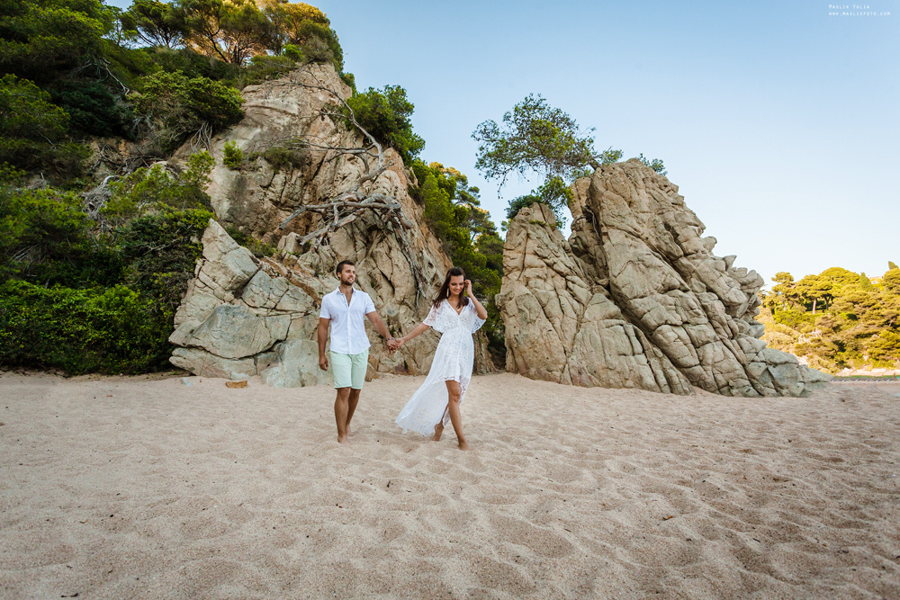Sesión de fotos de playa en la Costa Brava. Fotógrafo en Barcelona  Maslik Yulia