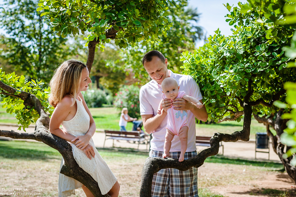 Sesión fotográfica familiar de verano en Barcelona. Fotógrafo en Barcelona  Maslik Yulia