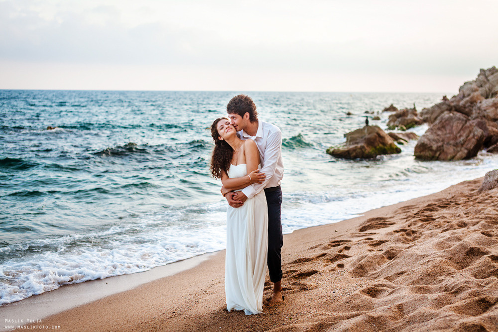 Sesión de fotos de boda de playa en España. Fotógrafo en Barcelona  Maslik Yulia