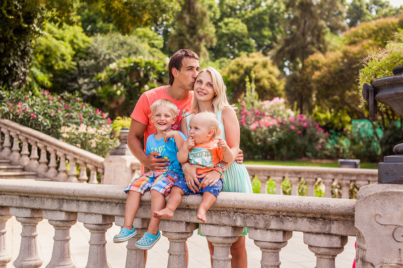 Dziarska rodzinna sesja zdjęciowa w Barcelonie. Fotograf w Barcelonie Hiszpanii Maslik Yulia