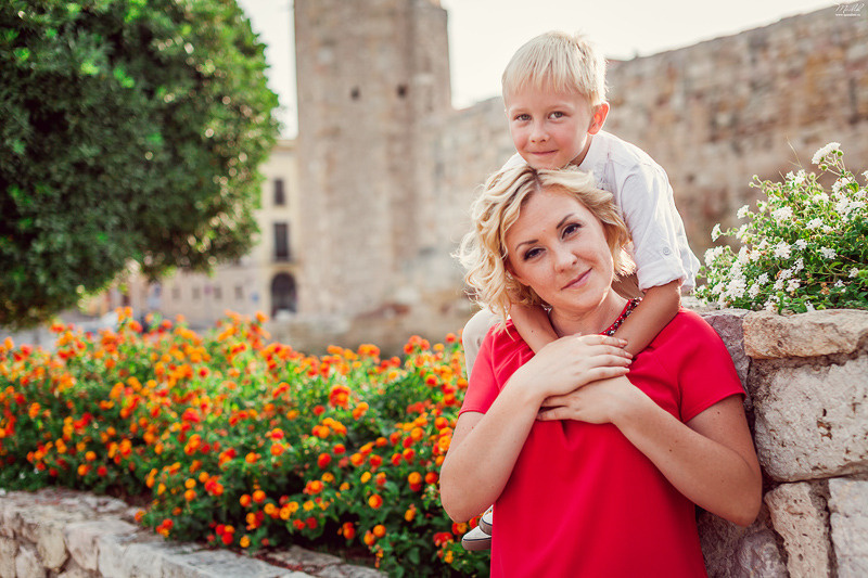 Fantástica sesión de fotos de mamá con hijo en Tarragona. Fotógrafo en Barcelona  Maslik Yulia