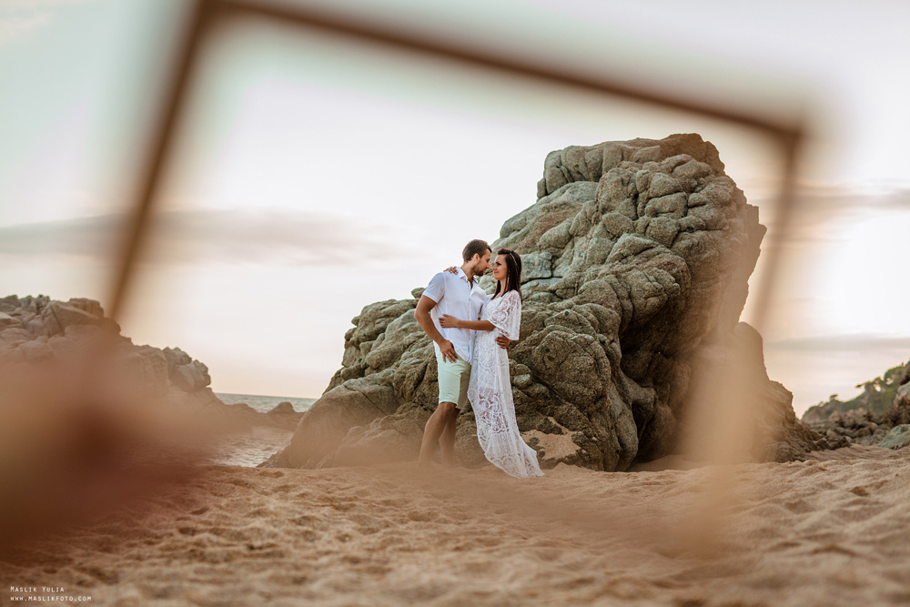 Sesión de fotos de playa en la Costa Brava. Fotógrafo en Barcelona  Maslik Yulia