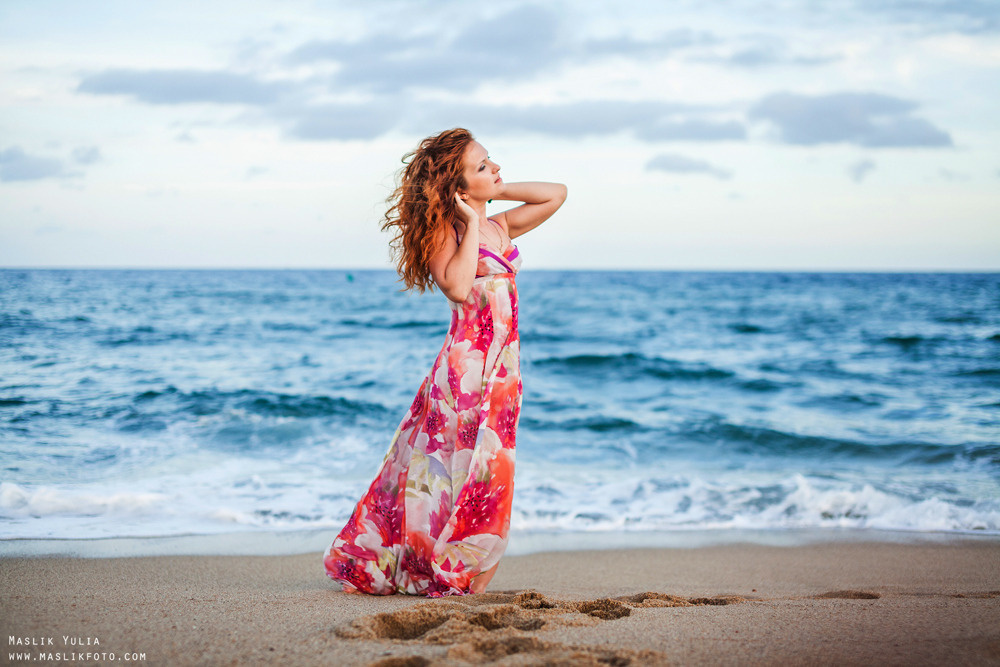 Sesja zdjęciowa na plaży romantycznej dziewczyny w Barcelonie. Fotograf w Barcelonie Hiszpanii Maslik Yulia
