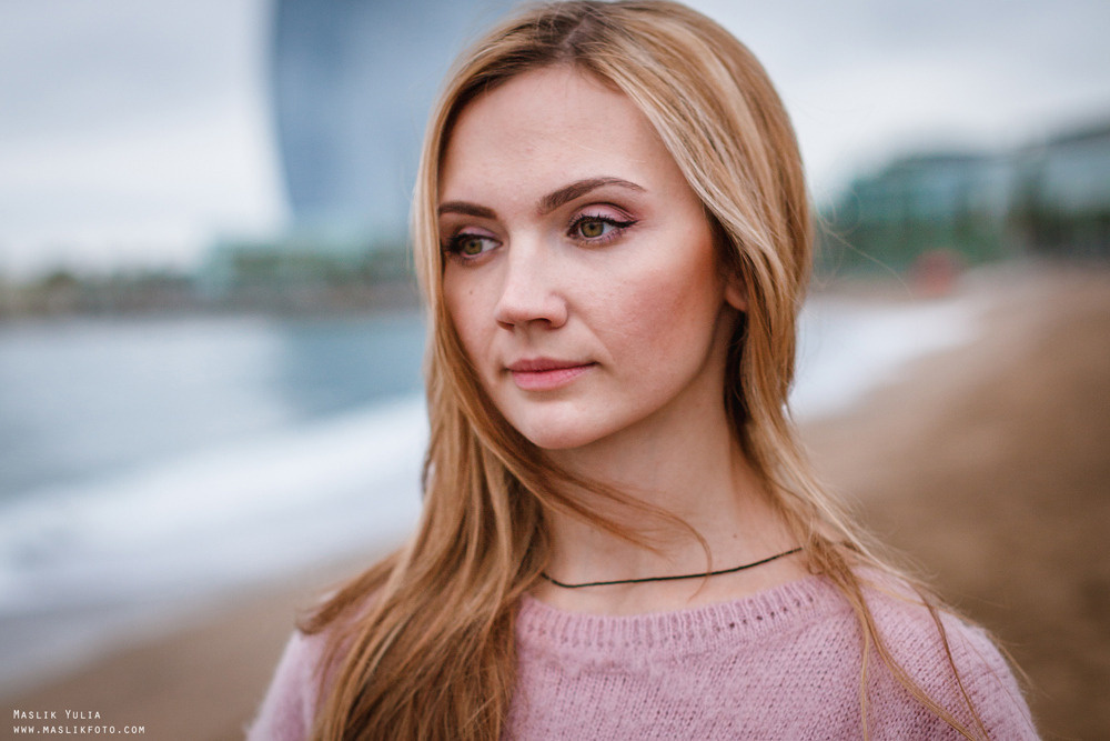 Zimowa sesja zdjęciowa na plaży w Barcelonie. Fotograf w Barcelonie Hiszpanii Maslik Yulia