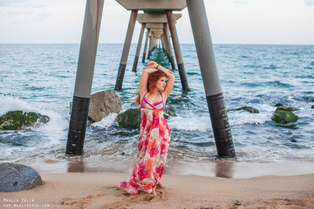 Sesja zdjęciowa na plaży romantycznej dziewczyny w Barcelonie. Fotograf w Barcelonie Hiszpanii Maslik Yulia