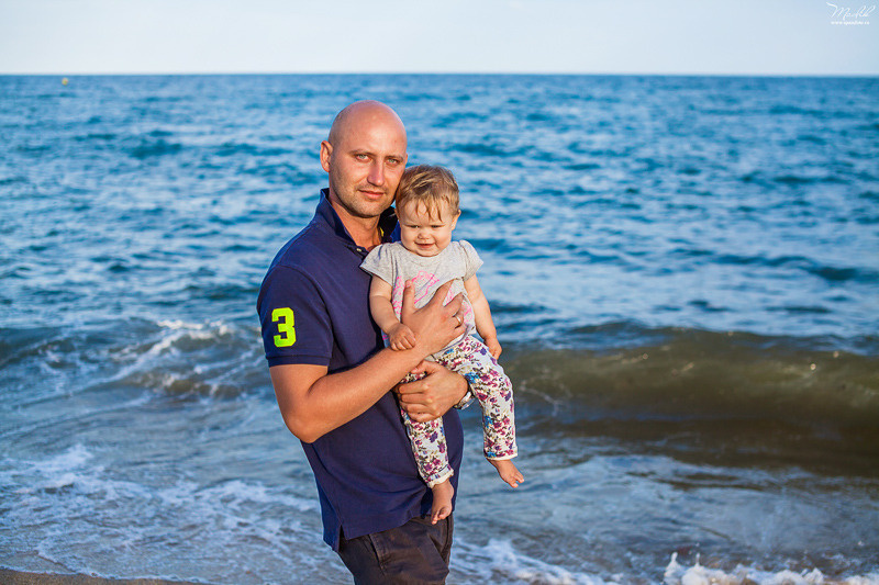 Sesión fotográfica familiar en la playa en Barcelona. Fotógrafo en Barcelona  Maslik Yulia