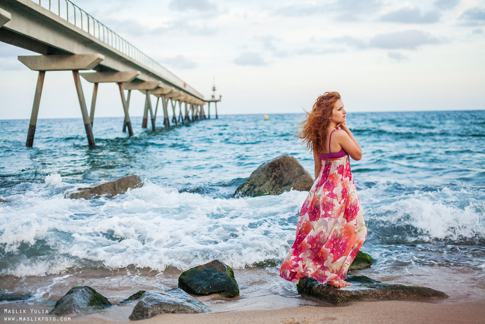 Sesja zdjęciowa na plaży romantycznej dziewczyny w Barcelonie. Fotograf w Barcelonie Hiszpanii Maslik Yulia