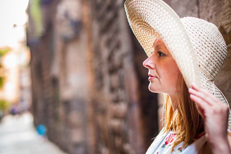 Sesión de fotos de retrato en el barrio gótico. Fotógrafo en Barcelona  Maslik Yulia