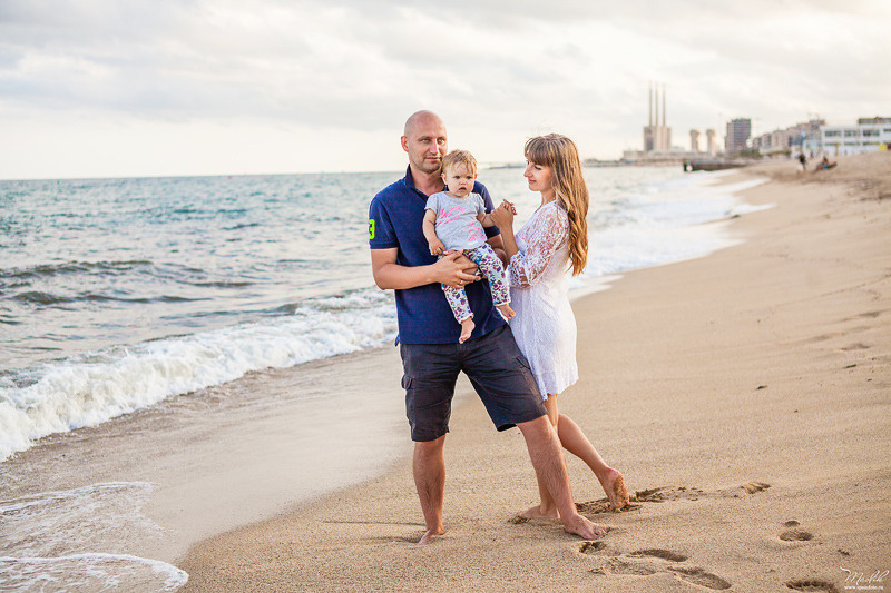 Sesión fotográfica familiar en la playa en Barcelona. Fotógrafo en Barcelona  Maslik Yulia