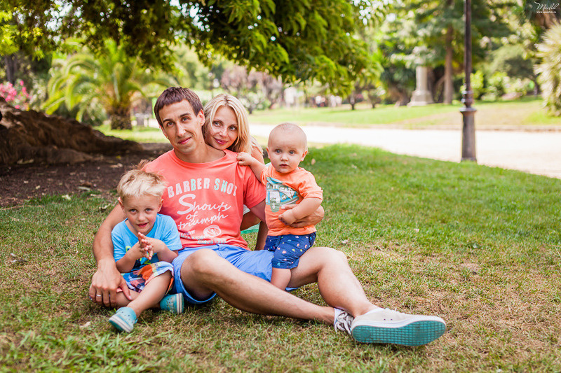 Dziarska rodzinna sesja zdjęciowa w Barcelonie. Fotograf w Barcelonie Hiszpanii Maslik Yulia