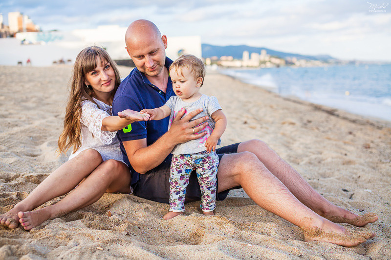 Sesión fotográfica familiar en la playa en Barcelona. Fotógrafo en Barcelona  Maslik Yulia