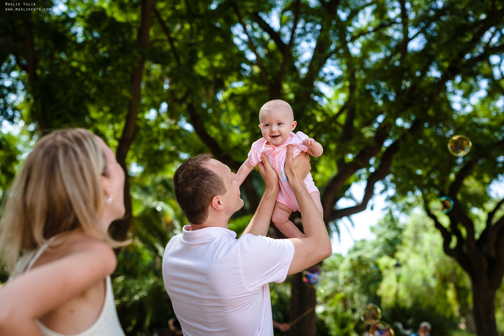 Sesión fotográfica familiar de verano en Barcelona. Fotógrafo en Barcelona  Maslik Yulia