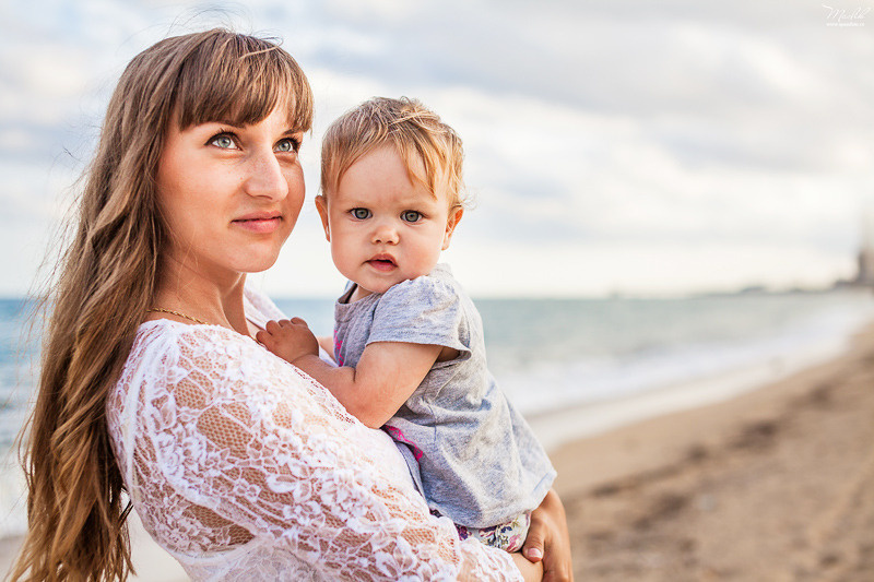 Sesión fotográfica familiar en la playa en Barcelona. Fotógrafo en Barcelona  Maslik Yulia