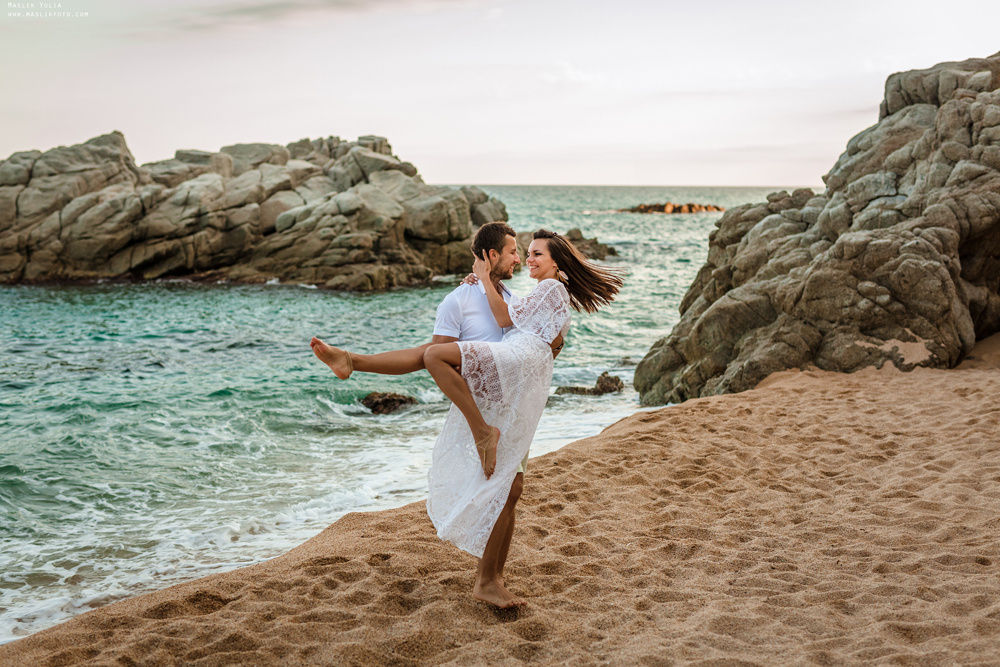 Sesión de fotos de playa en la Costa Brava. Fotógrafo en Barcelona  Maslik Yulia