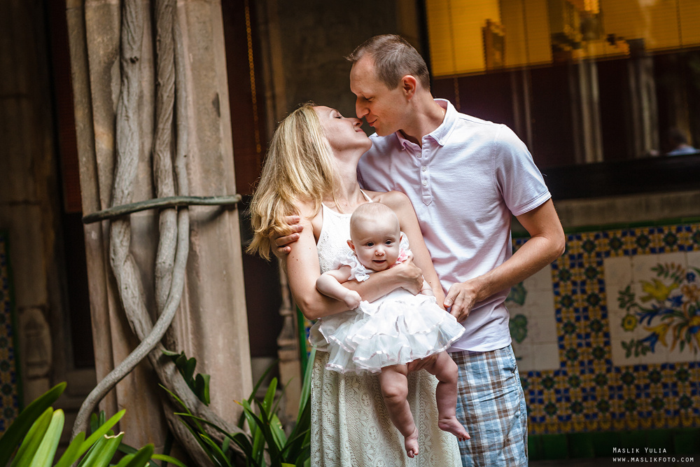 Sesión fotográfica familiar de verano en Barcelona. Fotógrafo en Barcelona  Maslik Yulia