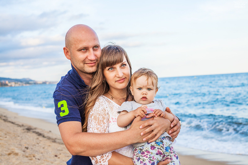 Sesión fotográfica familiar en la playa en Barcelona. Fotógrafo en Barcelona  Maslik Yulia