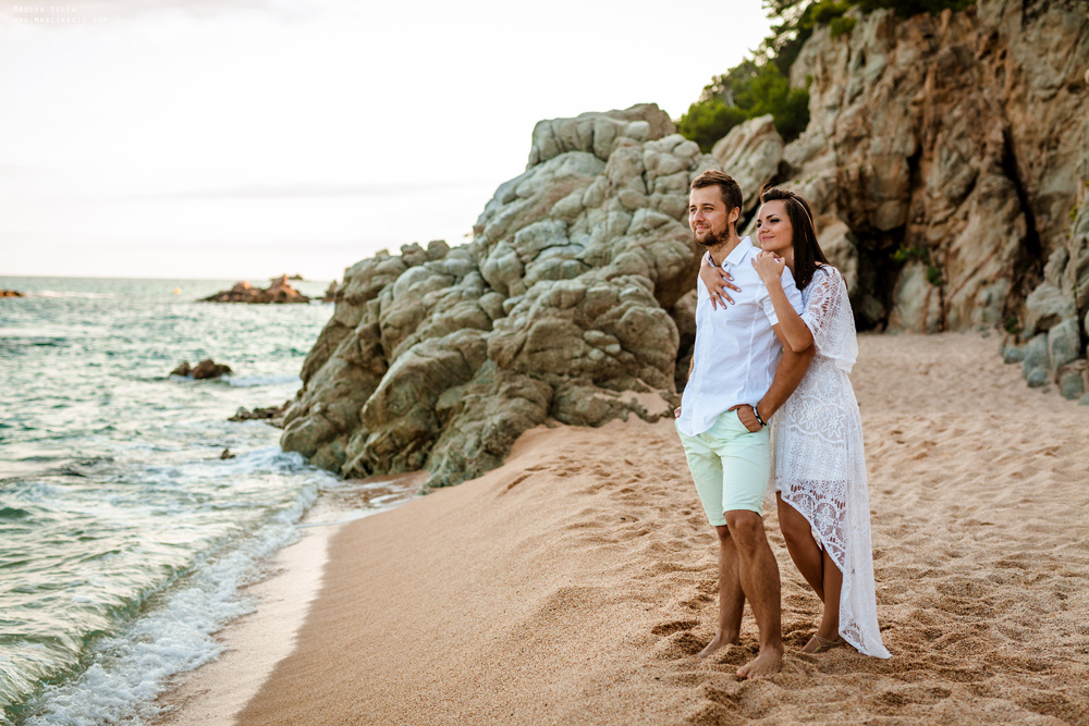 Sesión de fotos de playa en la Costa Brava. Fotógrafo en Barcelona  Maslik Yulia