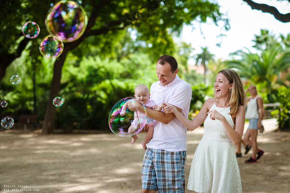 Sesión fotográfica familiar de verano en Barcelona. Fotógrafo en Barcelona  Maslik Yulia