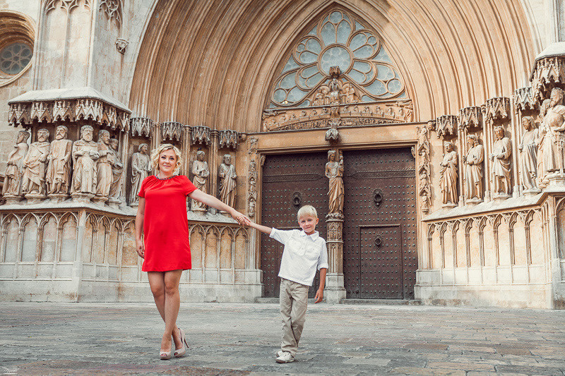 Fantástica sesión de fotos de mamá con hijo en Tarragona. Fotógrafo en Barcelona  Maslik Yulia